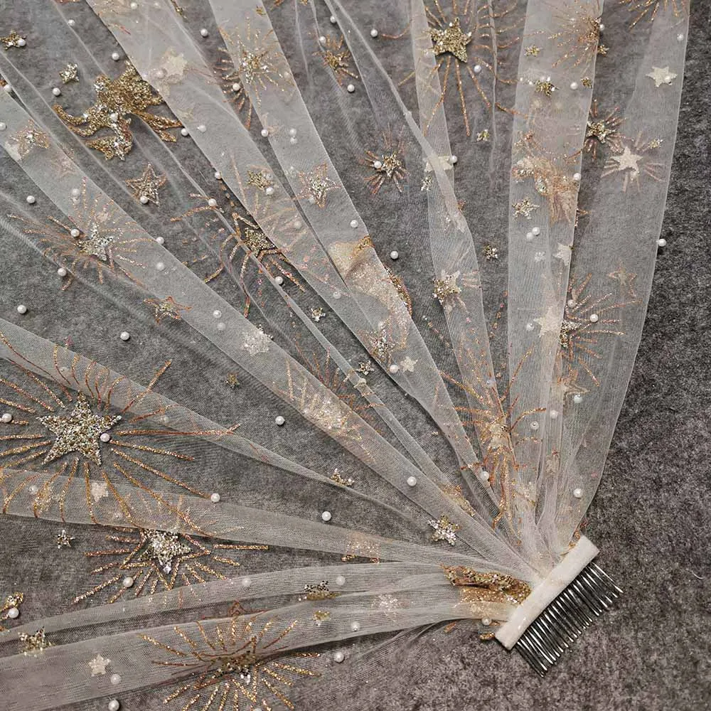 맞춤형 짧은 진주 페가수스 웨딩 베일, 반짝이는 골드 더스트 원 레이어 브라이덜 베일 (빗 포함), 실제 사진 촬영된 신부 베일