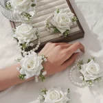 흰색 안개꽃과 인조 진주 체인이 있는 우아한 빨간 장미 손목 코사지 6개 - 결혼식, 기념일에 딱 맞습니다.