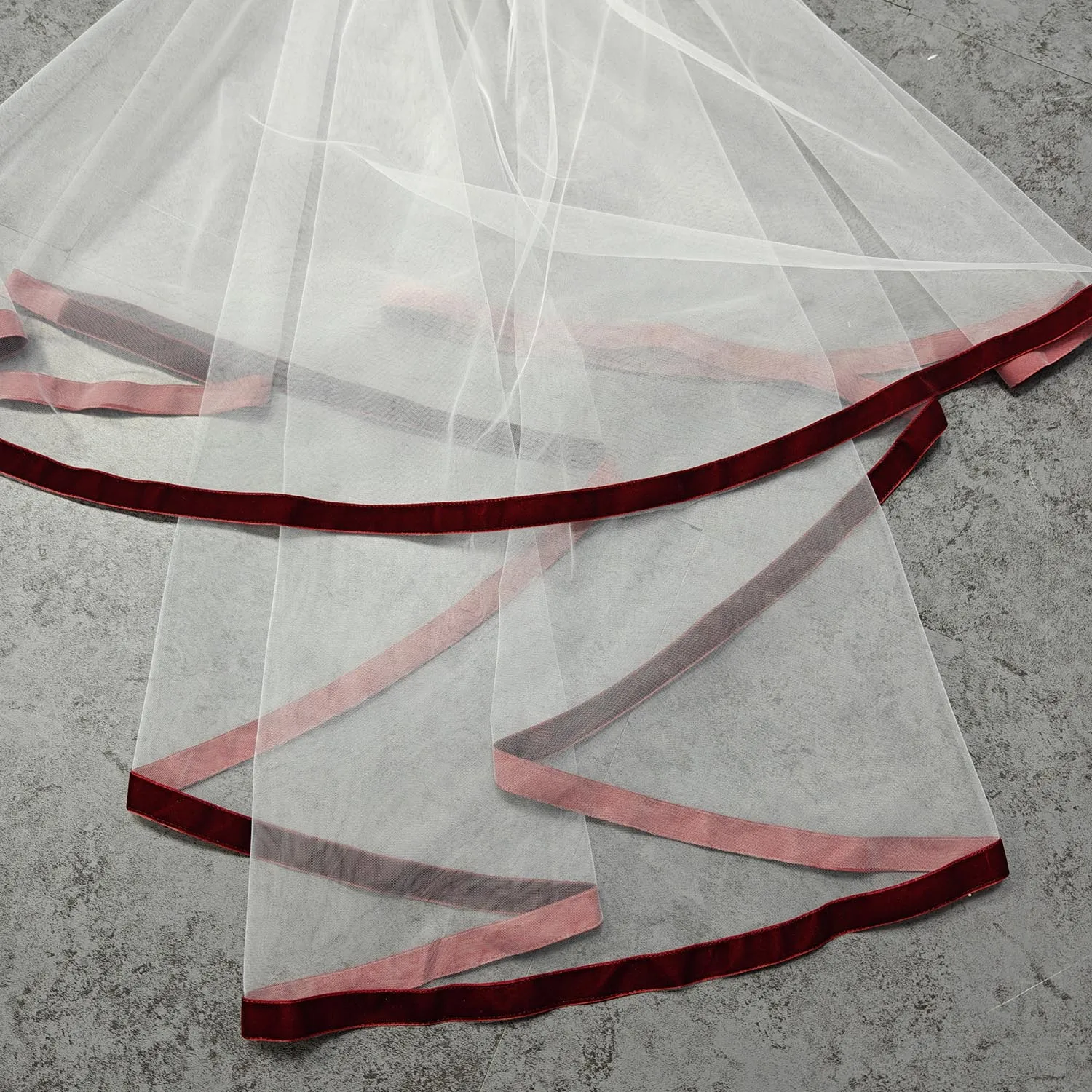 맞춤형 부르고뉴 리본 가장자리 화이트/아이보리 Tulle 짧은 웨딩 베일 블러셔 2단 짧은 신부 베일 빗 포함