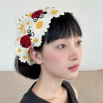 한국어 달콤한 귀여운 수제 크로 셰 뜨개질 중공 삼각형 머리띠 수건 여성 봄과 여름 니트 꽃 여행 사진 헤어 스카프 - 이미지 2