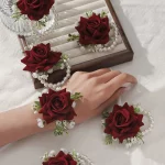 흰색 안개꽃과 인조 진주 체인이 있는 우아한 빨간 장미 손목 코사지 6개 - 결혼식, 기념일에 딱 맞습니다. - 이미지 4