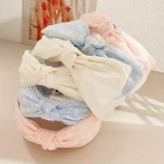 새로운 2025 헤어 스타일링 액세서리 여성용 작은 꽃 헤어 밴드 소녀 소프트 와이드 농구 큰 Bowknot 크로스 머리띠 여름 선물