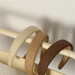 수제 직조 밀짚 머리띠 크로스 여성 여름 모자를 쓰고 있죠 넓은 등나무 헤어 밴드 매듭 야외 머리 장식 헤어 후프 솔리드