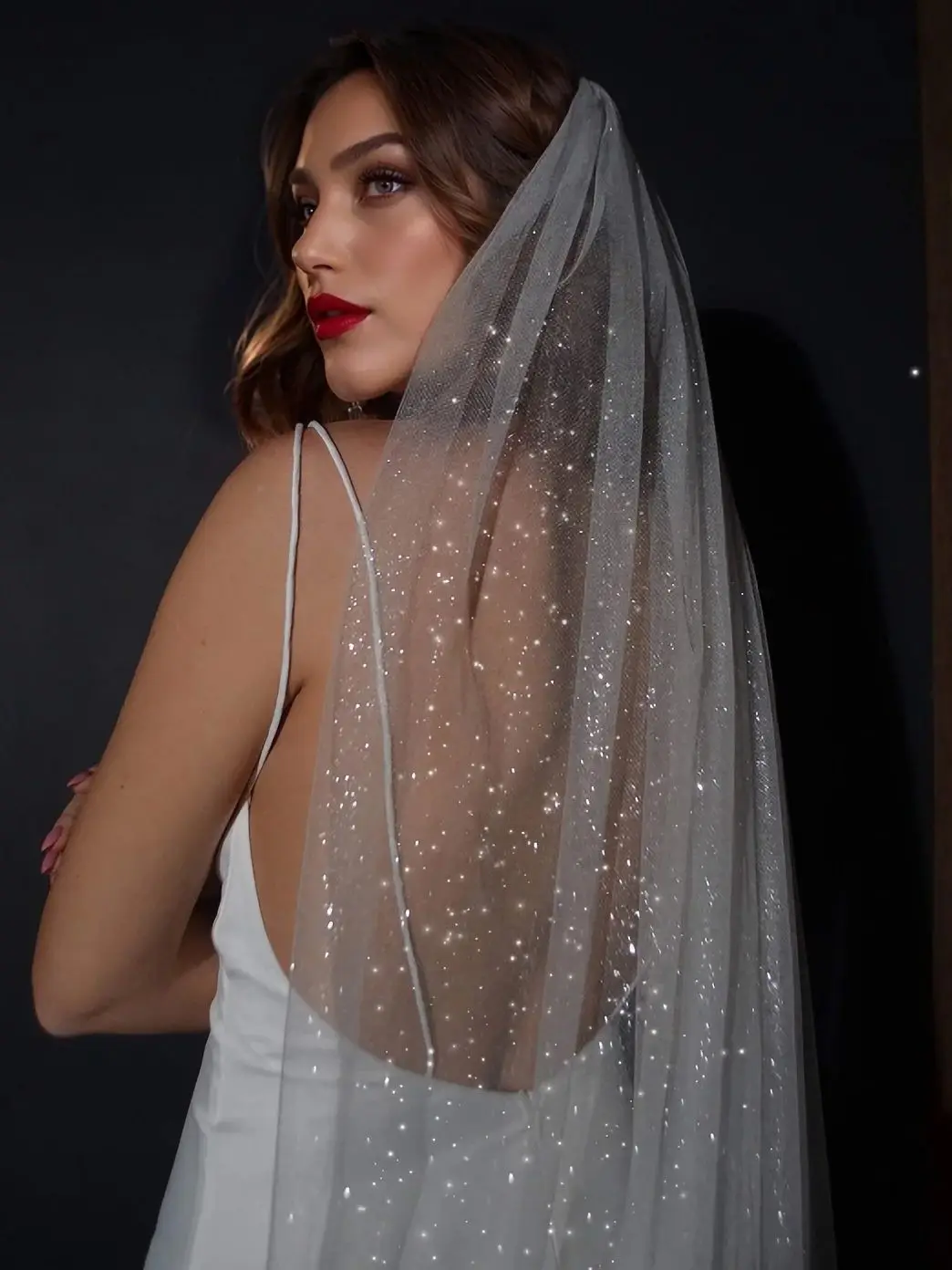 긴 반짝이는 신부 베일 럭셔리 샤인 웨딩 베일 스팽글 대성당 길이의 황금색 톤 빗 V101